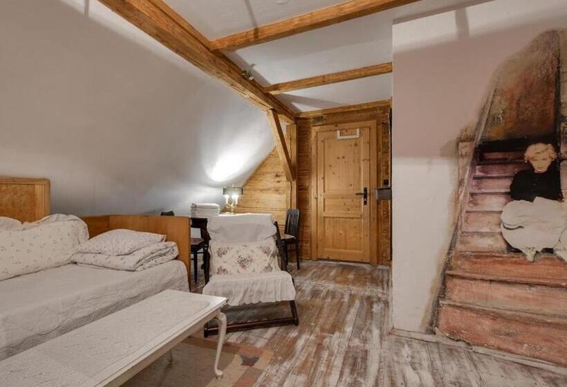 جناح مطلّ علي الجبل, U Lawendowej Wiedźmy