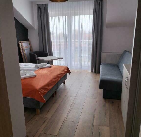 标准三人间, Pensjonat Latino