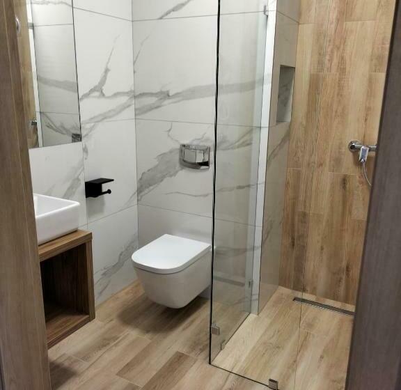 标准三人间, Pensjonat Latino