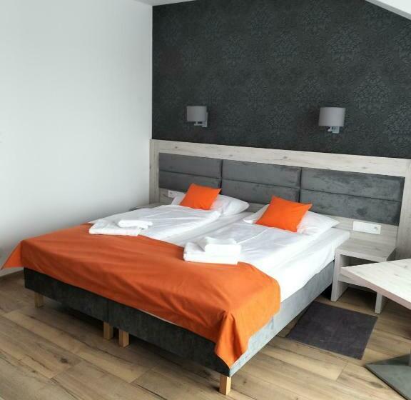 标准三人间, Pensjonat Latino