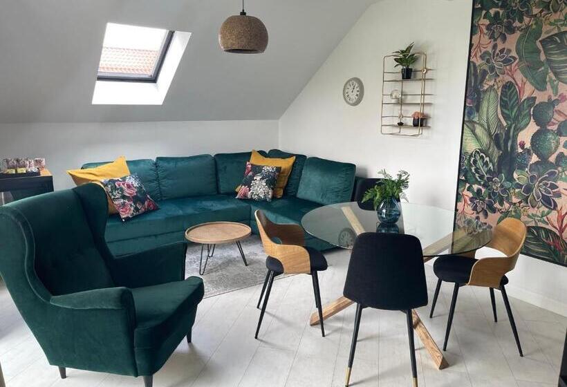 חדר לארבעה סטנדרטי עם מרפסת, Nova Apartamenty Rewa