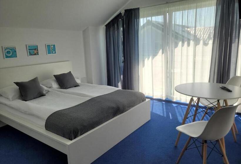 اتاق خانوادگی, Willa Kardamon