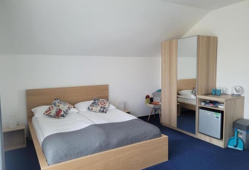 اتاق لوکس سه تخته, Willa Kardamon