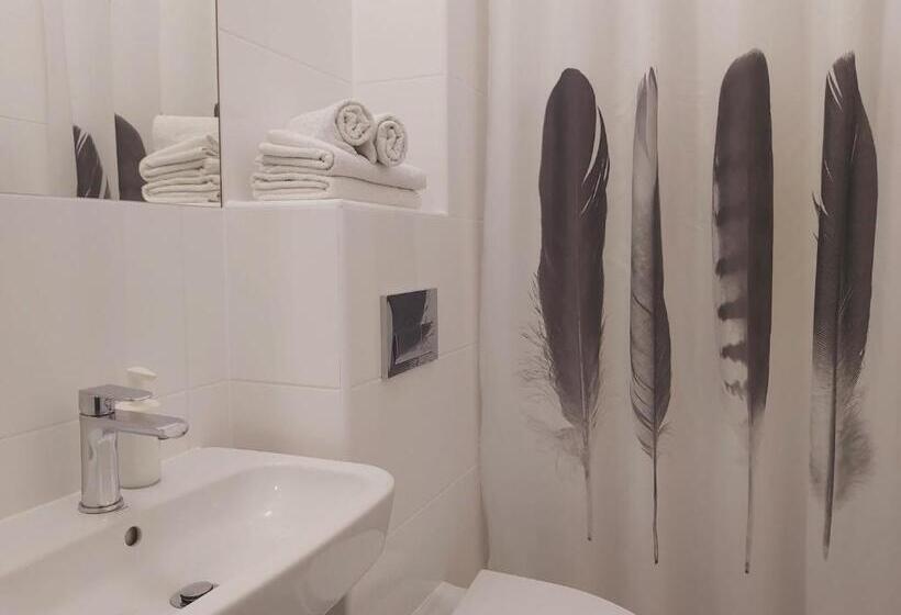 اتاق لوکس سه تخته, Willa Kardamon