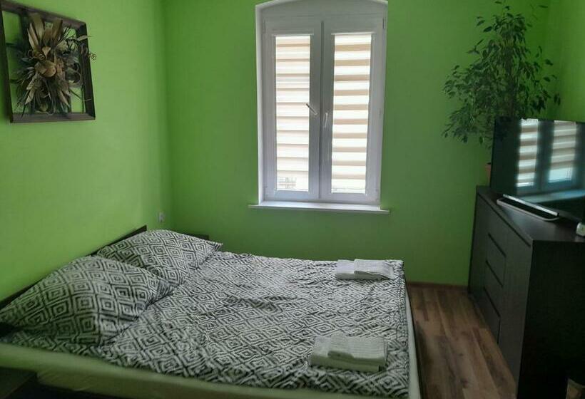 غرفة قياسية ثلاثية, Hostel Tip Top