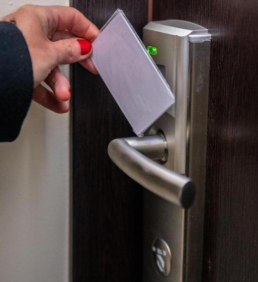 غرفة قياسية ثلاثية, Artur