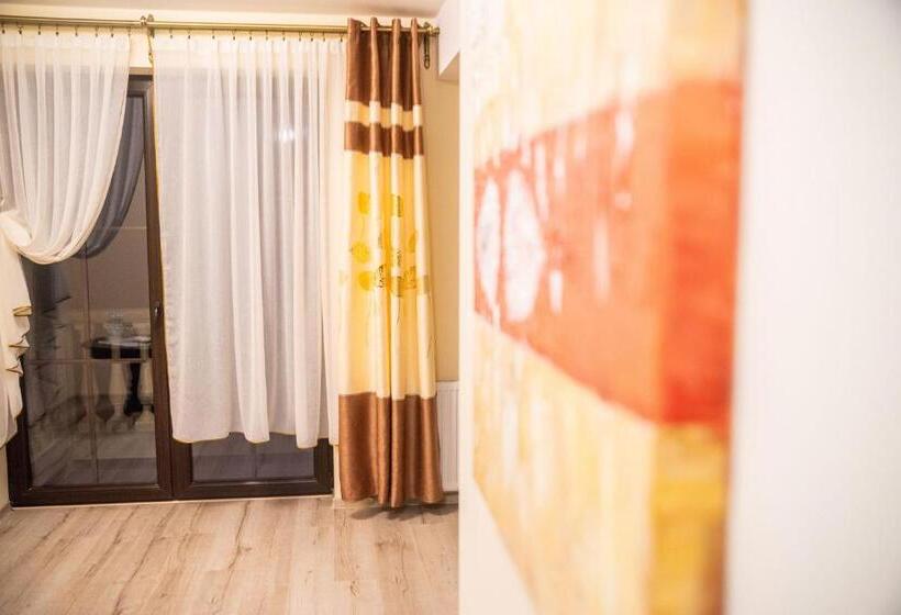 غرفة قياسية رباعية, Artur