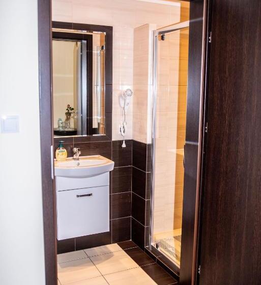 غرفة قياسية ثلاثية, Artur