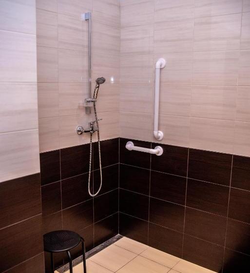 غرفة قياسية رباعية, Artur