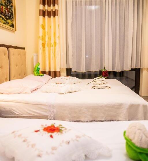 غرفة عائلية, Artur