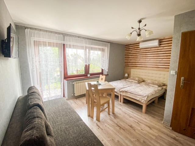 חדר סטנדרט לשלושה עם מרפסת, Pokoje Gościnne Anna