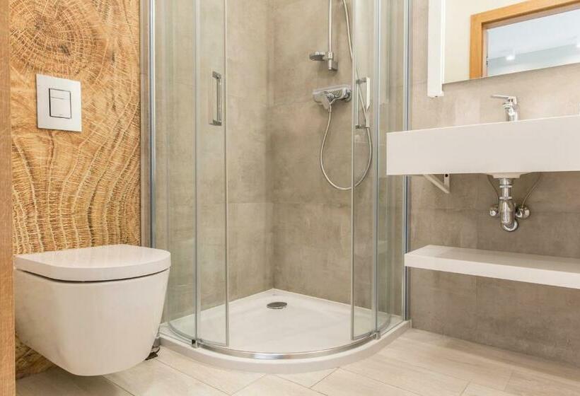 带山景的工作室, Royal Hill Residence