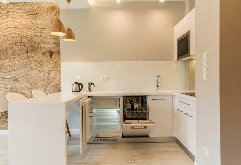 带山景的工作室, Royal Hill Residence