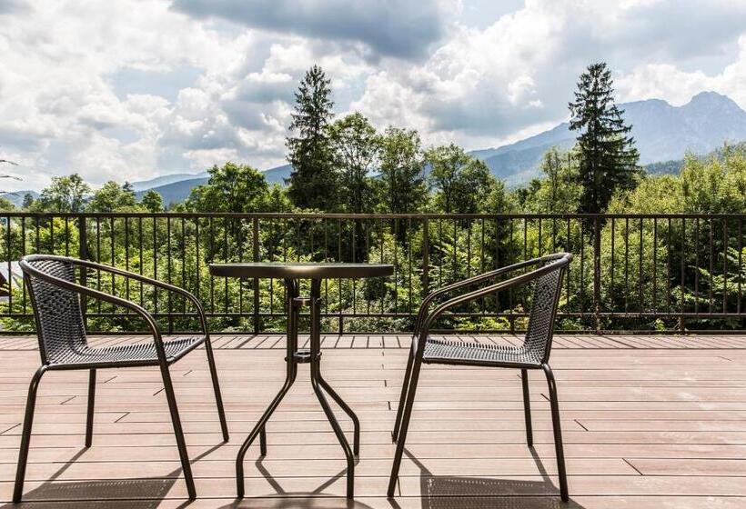 带山景的工作室, Royal Hill Residence