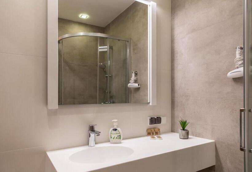 带山景的工作室, Royal Hill Residence