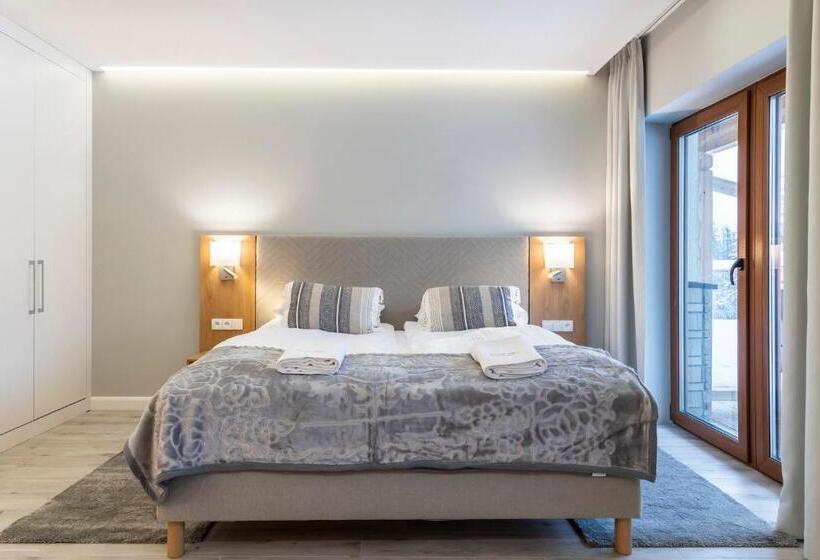 标准工作室带阳台, Royal Hill Residence