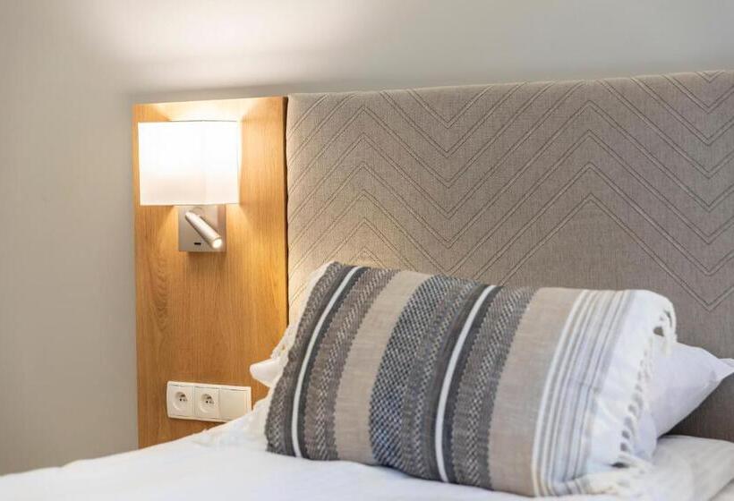 标准工作室带阳台, Royal Hill Residence