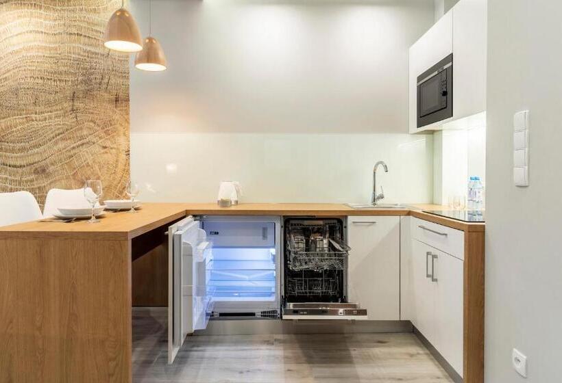 标准工作室带阳台, Royal Hill Residence