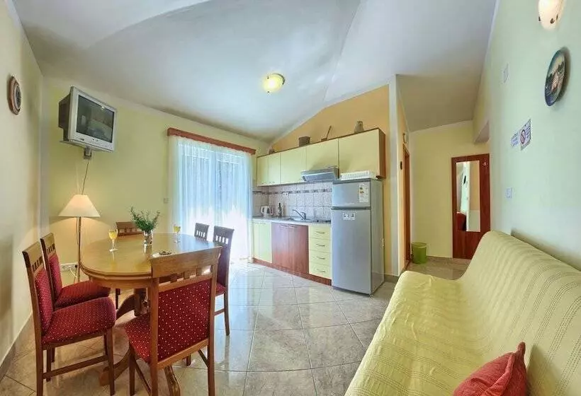 Huoneisto 2 Makuuhuonetta Merinäkymä, Apartments Ruzmarin