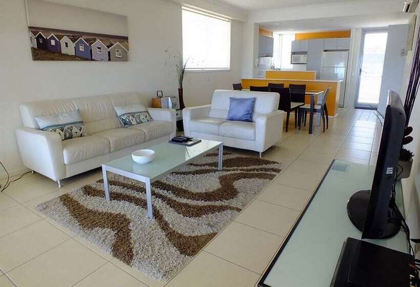 דירת שלושה חדרים, Pacific Marina Apartments