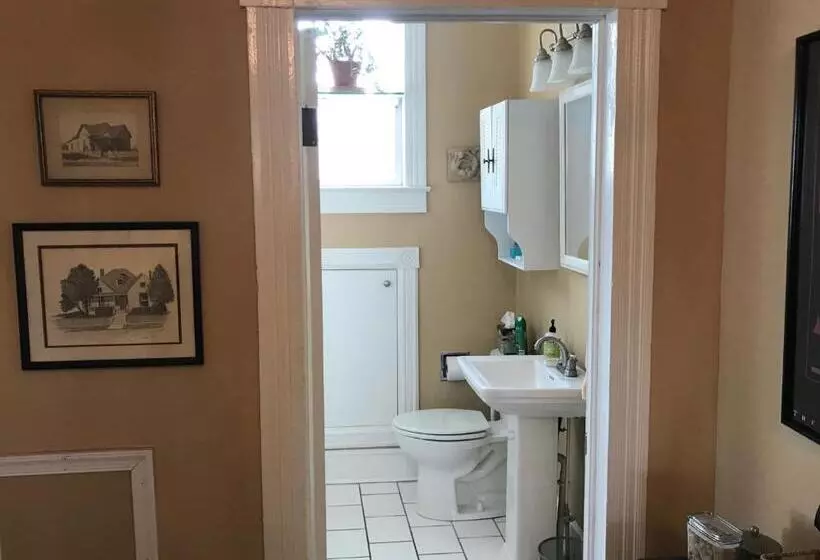 バス共有のスタンダードルーム, Charles Bass House Bed & Breakfast