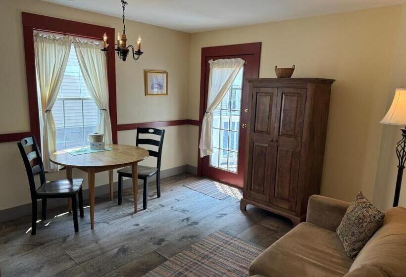 디럭스 룸, Artists Colony