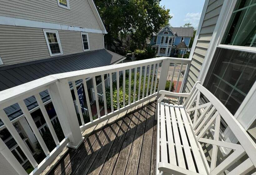 디럭스 룸, Artists Colony