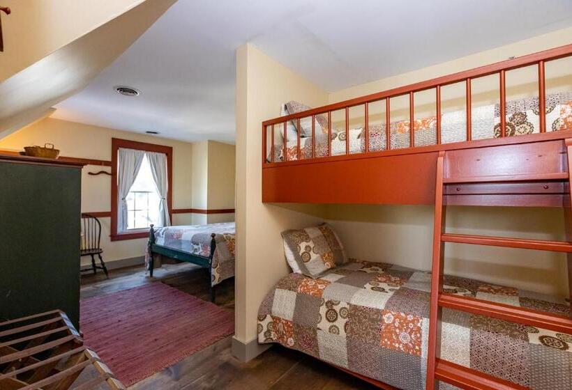 수피리어 패밀리 룸, Artists Colony