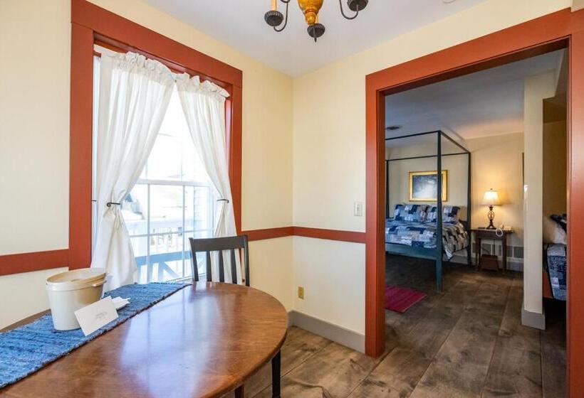 스탠다드 트리플 룸, Artists Colony