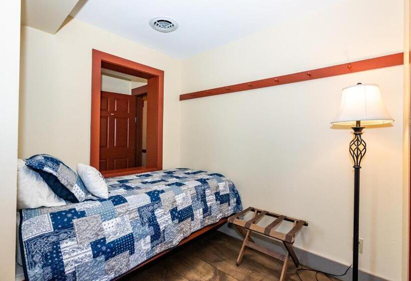 스탠다드 트리플 룸, Artists Colony