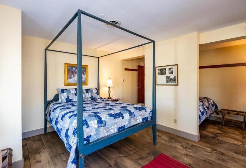 스탠다드 트리플 룸, Artists Colony