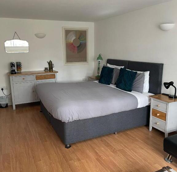 스탠다드 룸, The Cherry Tree