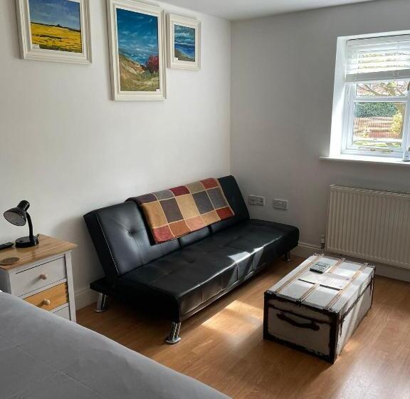 스탠다드 룸, The Cherry Tree