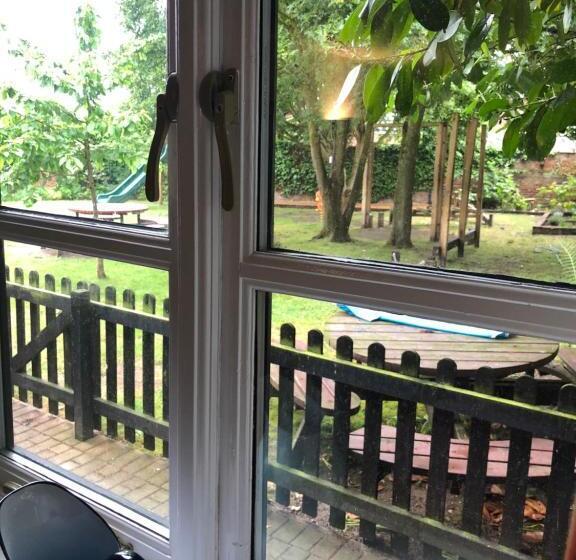 스탠다드 룸, The Cherry Tree