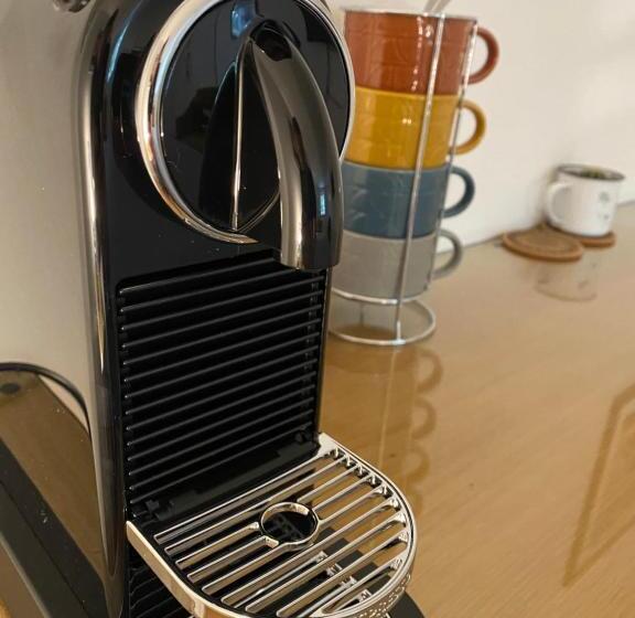 디럭스 룸, The Cherry Tree