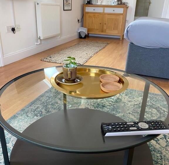 디럭스 룸, The Cherry Tree