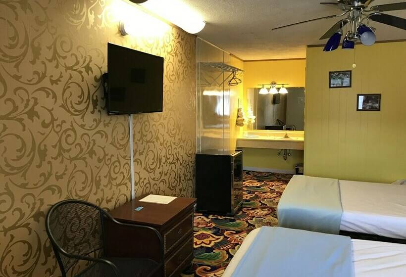 带2个双人床的标准工作室, Heritage Inn Mahomet