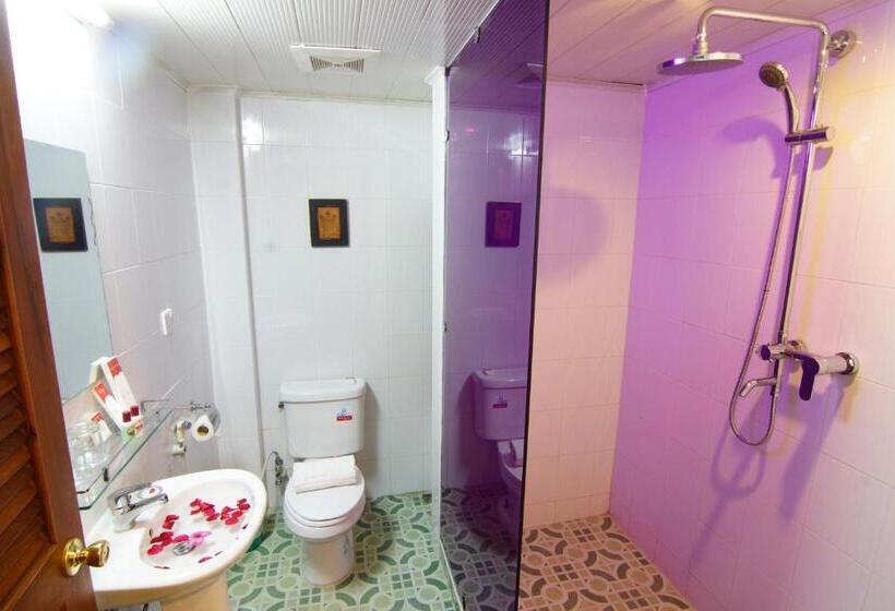 اتاق سوپریور, Shwe Ingyinn