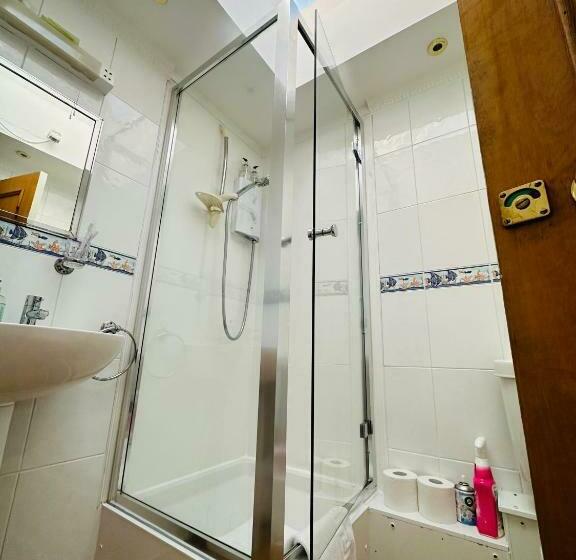 اتاق استاندارد سه تخته با سرویس بهداشتی مشترک, Abbotsford Guest House