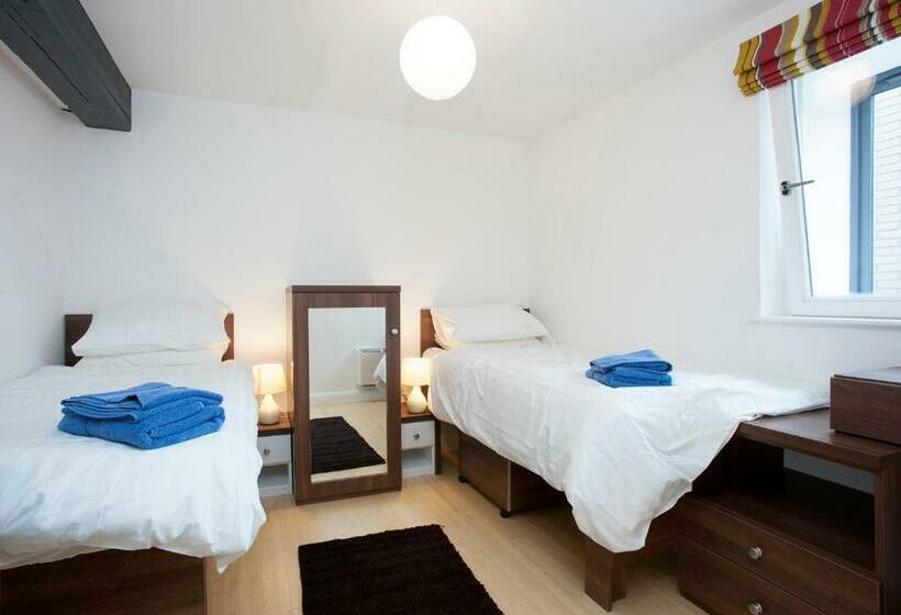 침실 3개 아파트, The Pyjama Factory