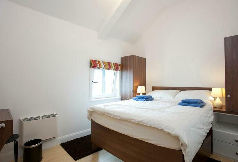 ３ベッドルームアパートメント, The Pyjama Factory