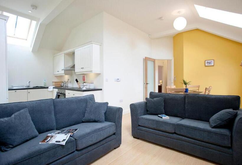 침실 3개 아파트, The Pyjama Factory