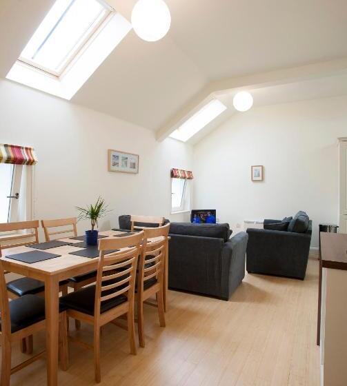 ３ベッドルームアパートメント, The Pyjama Factory