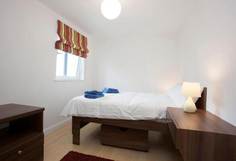 침실 2개 아파트, The Pyjama Factory