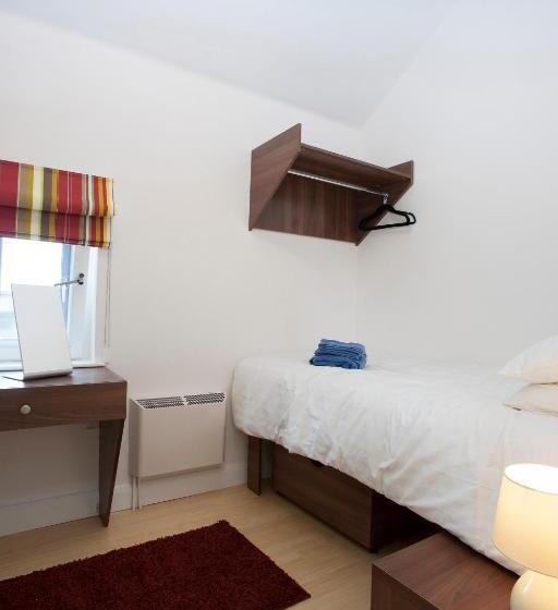 침실 3개 주택, The Pyjama Factory