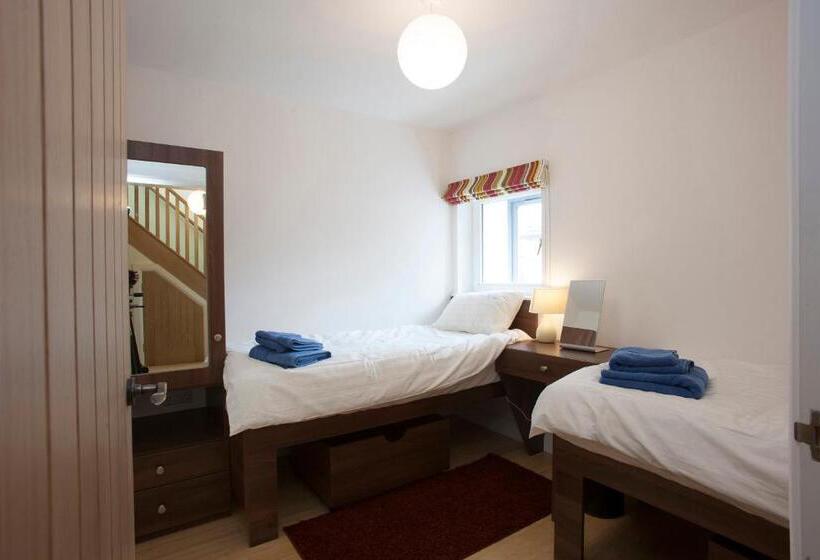 침실 3개 주택, The Pyjama Factory