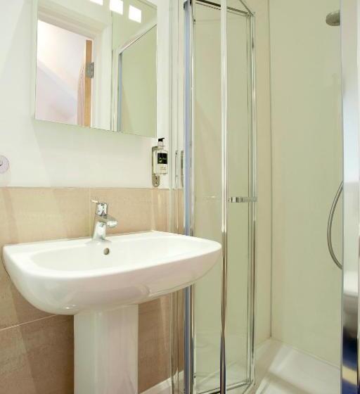 ３ベッドルームハウス, The Pyjama Factory