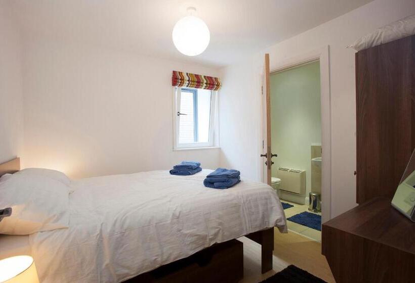 ３ベッドルームハウス, The Pyjama Factory