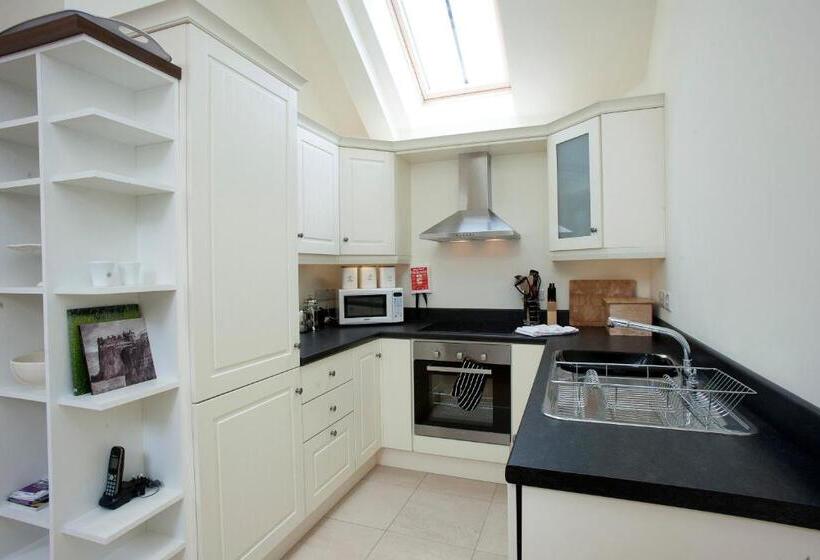 ３ベッドルームハウス, The Pyjama Factory