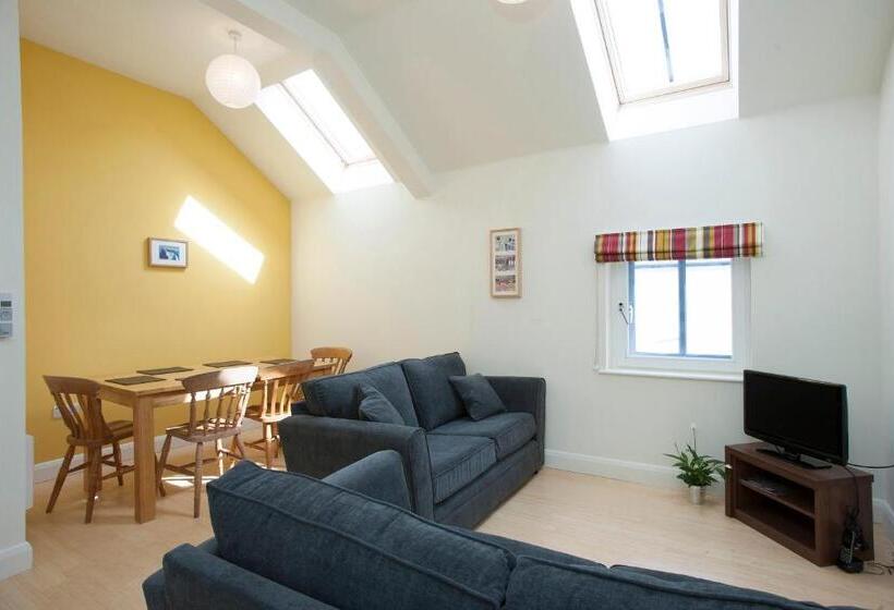 ３ベッドルームハウス, The Pyjama Factory